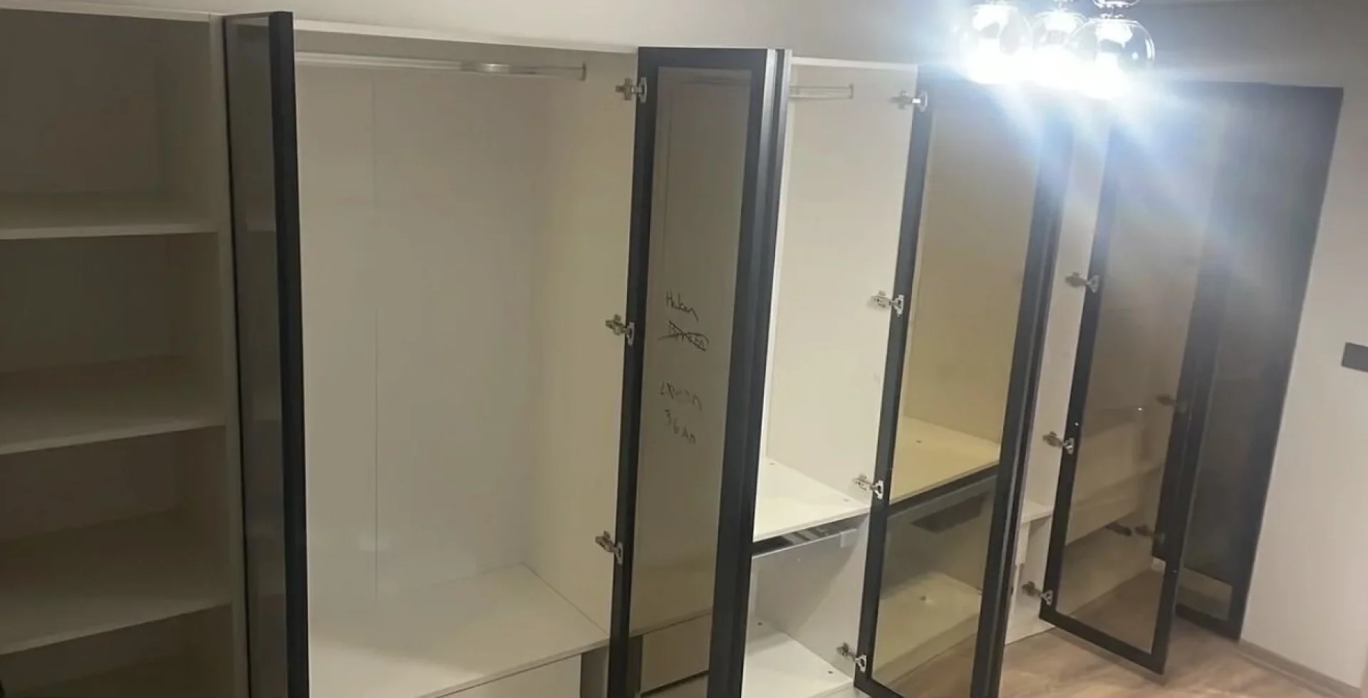 %D0%A8%D0%B5%D1%81%D1%82%D0%BA%D1%80%D0%B8%D0%BB%D0%B5%D0%BD+%D0%B3%D0%B0%D1%80%D0%B4%D0%B5%D1%80%D0%BE%D0%B1+270%D1%81%D0%BC.+%D1%81%D1%8A%D1%81+%D1%81%D1%82%D1%8A%D0%BA%D0%BB%D0%B5%D0%BD%D0%B8+%D0%B2%D1%80%D0%B0%D1%82%D0%B8+LED+%D0%BE%D1%81%D0%B2%D0%B5%D1%82%D0%BB%D0%B5%D0%BD%D0%B8%D0%B5+100%25+MDF+%22DeluxeLiving%22