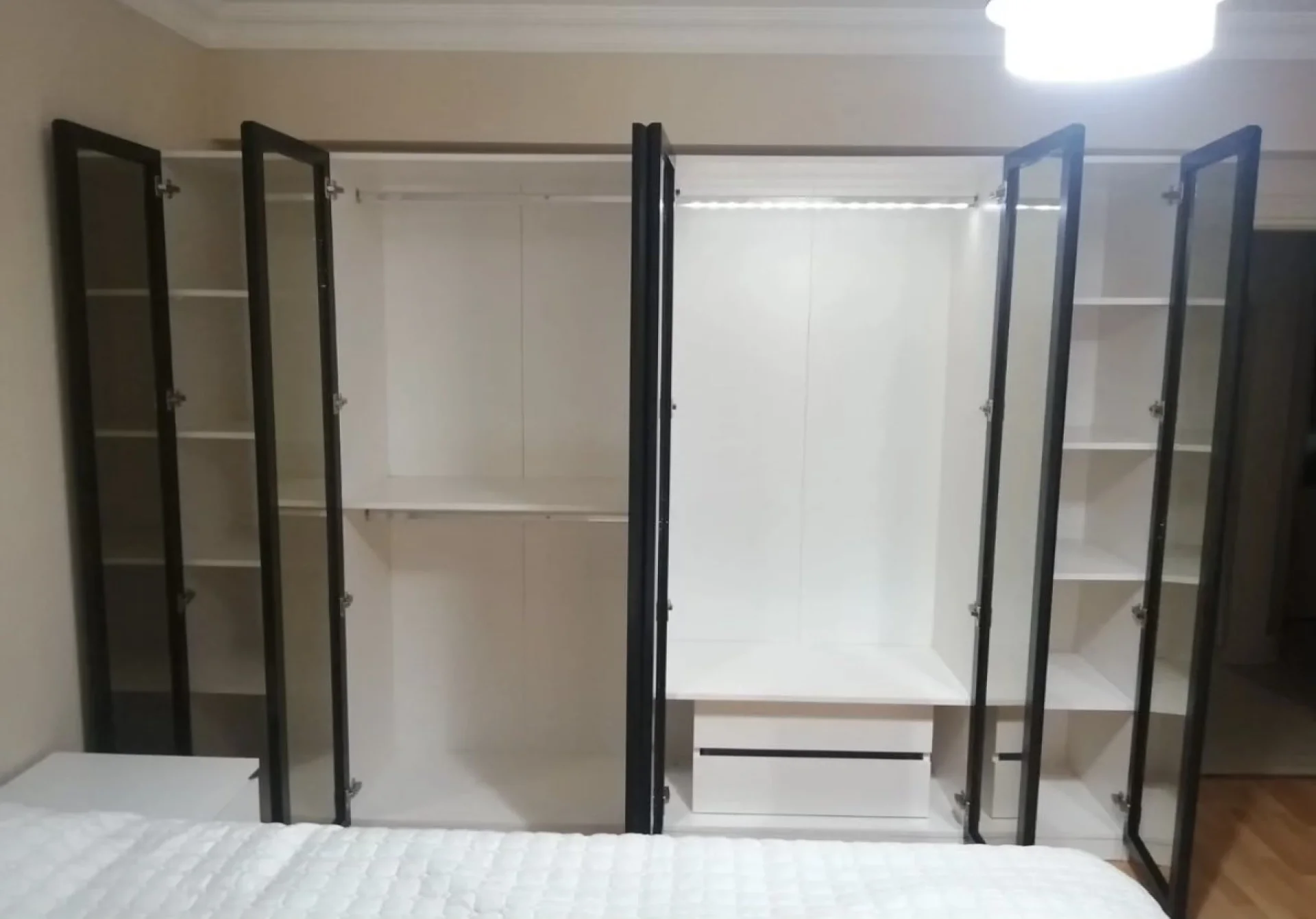 %D0%A8%D0%B5%D1%81%D1%82%D0%BA%D1%80%D0%B8%D0%BB%D0%B5%D0%BD+%D0%B3%D0%B0%D1%80%D0%B4%D0%B5%D1%80%D0%BE%D0%B1+270%D1%81%D0%BC.+%D1%81%D1%8A%D1%81+%D1%81%D1%82%D1%8A%D0%BA%D0%BB%D0%B5%D0%BD%D0%B8+%D0%B2%D1%80%D0%B0%D1%82%D0%B8+LED+%D0%BE%D1%81%D0%B2%D0%B5%D1%82%D0%BB%D0%B5%D0%BD%D0%B8%D0%B5+100%25+MDF+%22DeluxeLiving%22