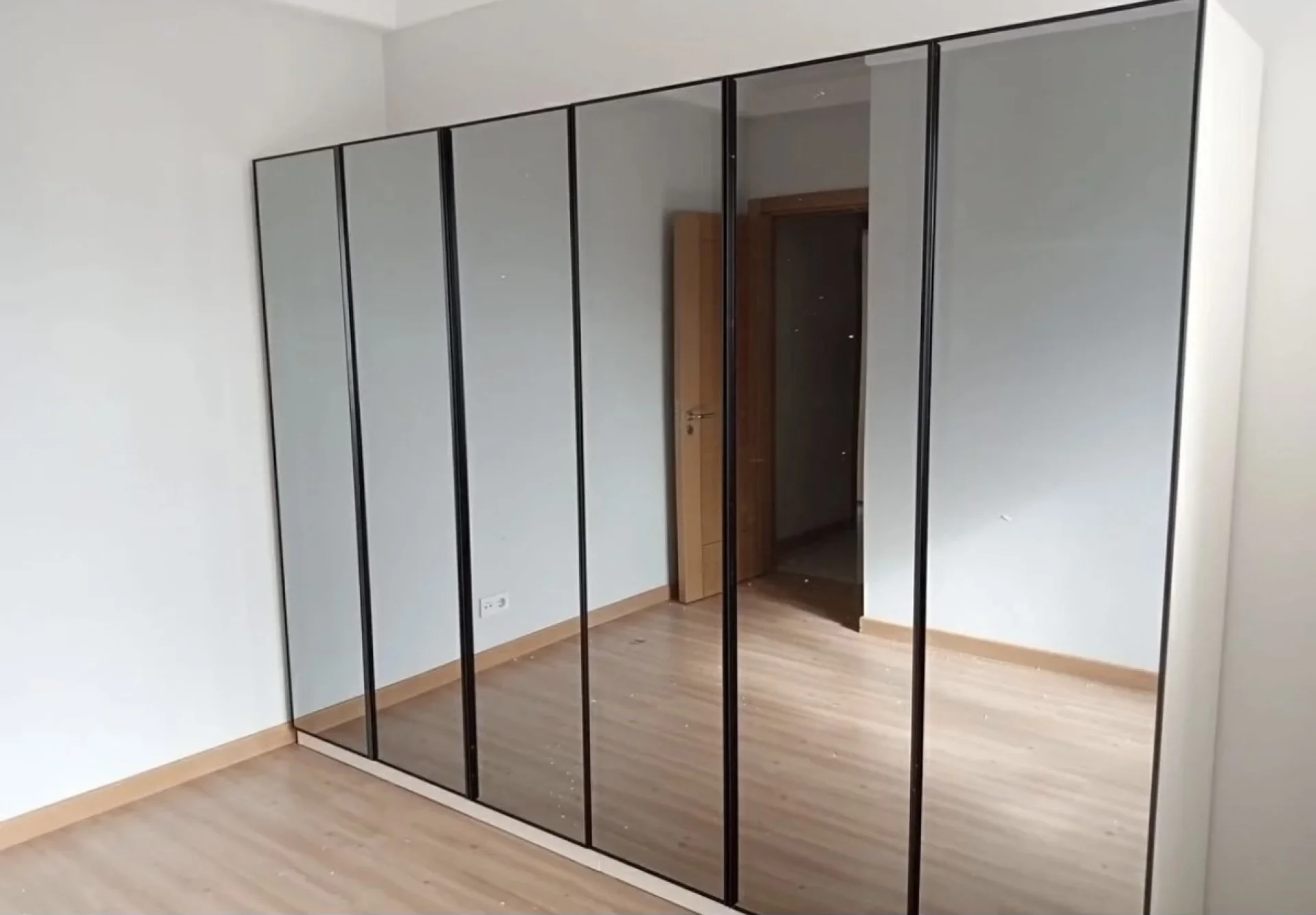 %D0%A8%D0%B5%D1%81%D1%82%D0%BA%D1%80%D0%B8%D0%BB%D0%B5%D0%BD+%D0%B3%D0%B0%D1%80%D0%B4%D0%B5%D1%80%D0%BE%D0%B1+270%D1%81%D0%BC.+%D1%81%D1%8A%D1%81+%D1%81%D1%82%D1%8A%D0%BA%D0%BB%D0%B5%D0%BD%D0%B8+%D0%B2%D1%80%D0%B0%D1%82%D0%B8+LED+%D0%BE%D1%81%D0%B2%D0%B5%D1%82%D0%BB%D0%B5%D0%BD%D0%B8%D0%B5+100%25+MDF+%22DeluxeLiving%22