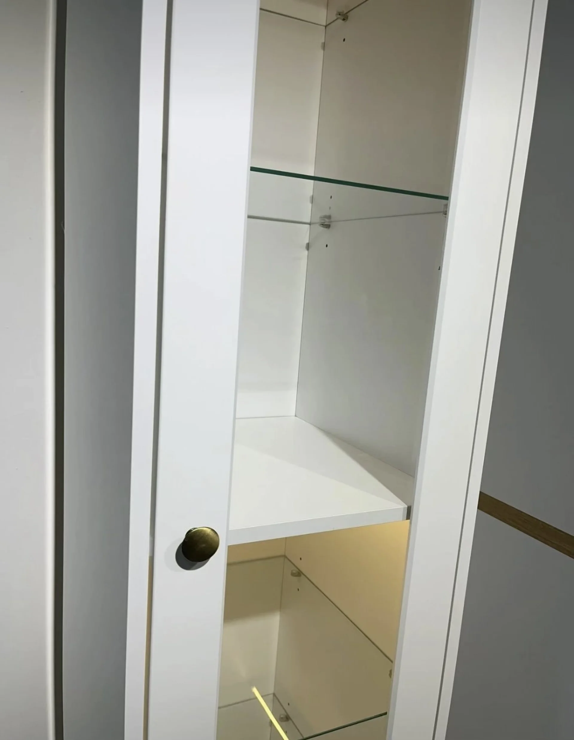 %D0%92%D0%B8%D1%81%D0%BE%D0%BA%D0%B0+%D1%81%D1%82%D1%80%D0%B0%D0%BD%D0%B8%D1%87%D0%BD%D0%B0+%D0%B5%D1%82%D0%B0%D0%B6%D0%B5%D1%80%D0%BA%D0%B0+%D1%81+LED+%D0%BE%D1%81%D0%B2%D0%B5%D1%82%D0%BB%D0%B5%D0%BD%D0%B8%D0%B5+100%25+MDF+200+%D1%81%D0%BC.+%22Mikela%22+%D0%B1%D1%8F%D0%BB%2F%D0%B4%D1%8A%D0%B1