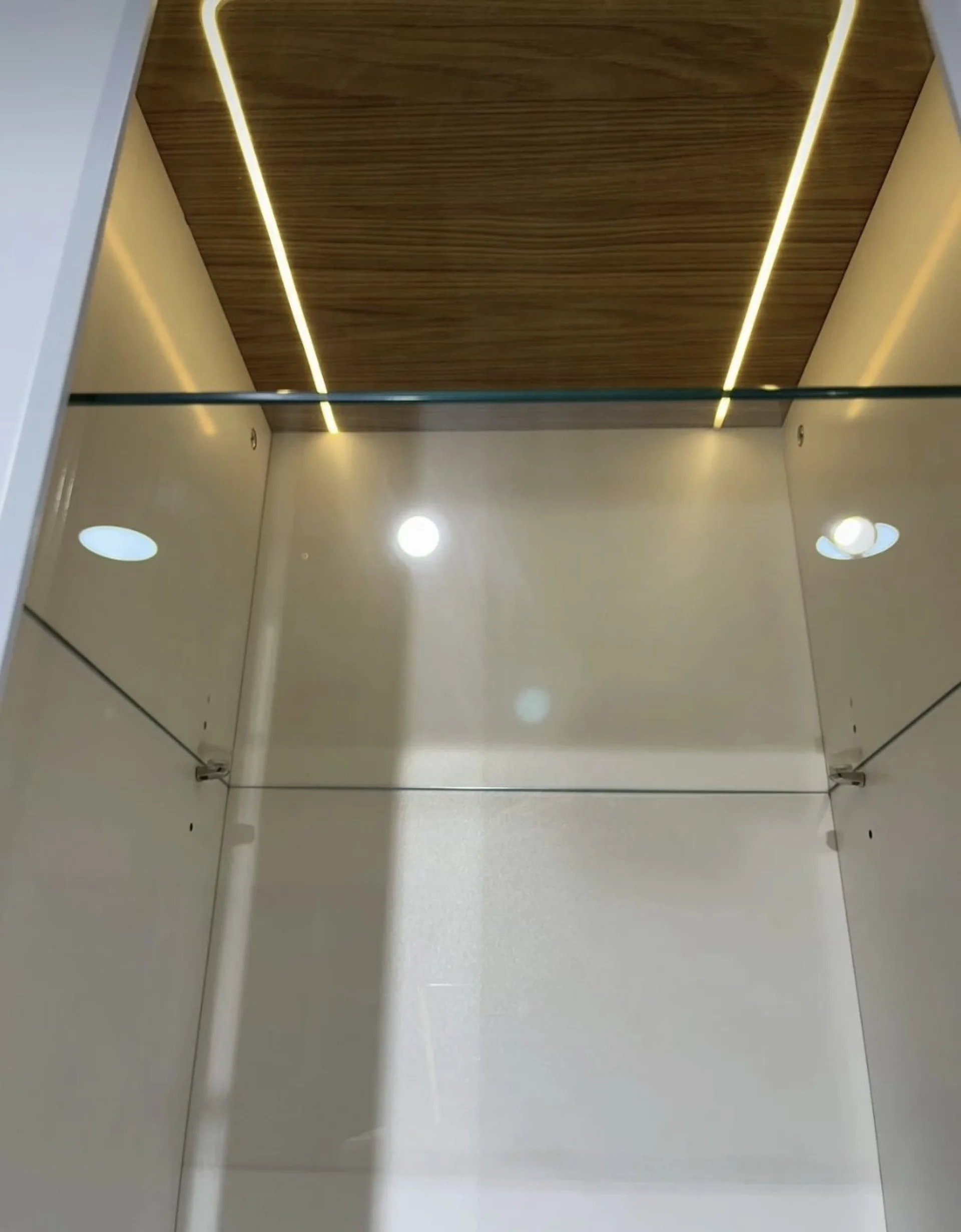 %D0%92%D0%B8%D1%81%D0%BE%D0%BA%D0%B0+%D1%81%D1%82%D1%80%D0%B0%D0%BD%D0%B8%D1%87%D0%BD%D0%B0+%D0%B5%D1%82%D0%B0%D0%B6%D0%B5%D1%80%D0%BA%D0%B0+%D1%81+LED+%D0%BE%D1%81%D0%B2%D0%B5%D1%82%D0%BB%D0%B5%D0%BD%D0%B8%D0%B5+100%25+MDF+200+%D1%81%D0%BC.+%22Mikela%22+%D0%B1%D1%8F%D0%BB%2F%D0%B4%D1%8A%D0%B1