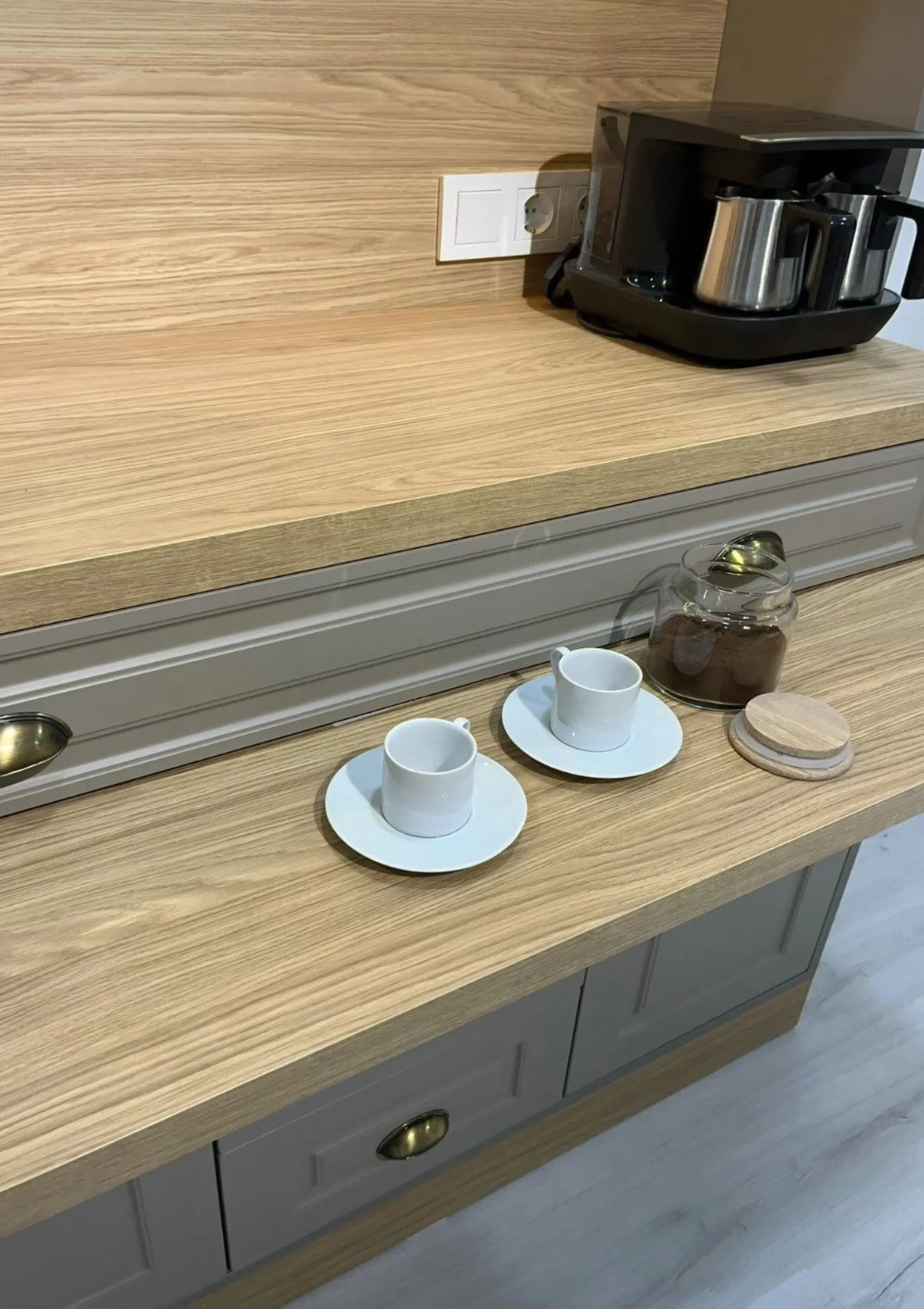 %D0%9A%D1%8A%D1%82+%D0%B7%D0%B0+%D0%BA%D0%B0%D1%84%D0%B5%2F+%D0%9C%D0%BE%D0%B4%D1%83%D0%BB+%D0%B7%D0%B0+%D0%BA%D1%83%D1%85%D0%BD%D1%8F+%D1%81+%D0%9B%D0%95%D0%94+%D0%BE%D1%81%D0%B2%D0%B5%D1%82%D0%BB%D0%B5%D0%BD%D0%B8%D0%B5+%D0%B8+%D0%B8%D0%B7%D1%82%D0%B5%D0%B3%D0%BB%D1%8F%D1%89%D0%B0+%D1%81%D0%B5+%D0%BC%D0%B0%D1%81%D0%B0+100%25+%D0%9C%D0%94%D0%A4+200%D1%8545%D1%85200+%D1%81%D0%BC.+%22DeluxeLiving%22+%D0%A6%D0%B2%D1%8F%D1%82+%D1%81%D0%B8%D0%B2%2F%D0%B4%D1%8A%D0%B1%2F%D0%BA%D0%B0%D1%80%D0%B0%D0%BC%D0%B5%D0%BB