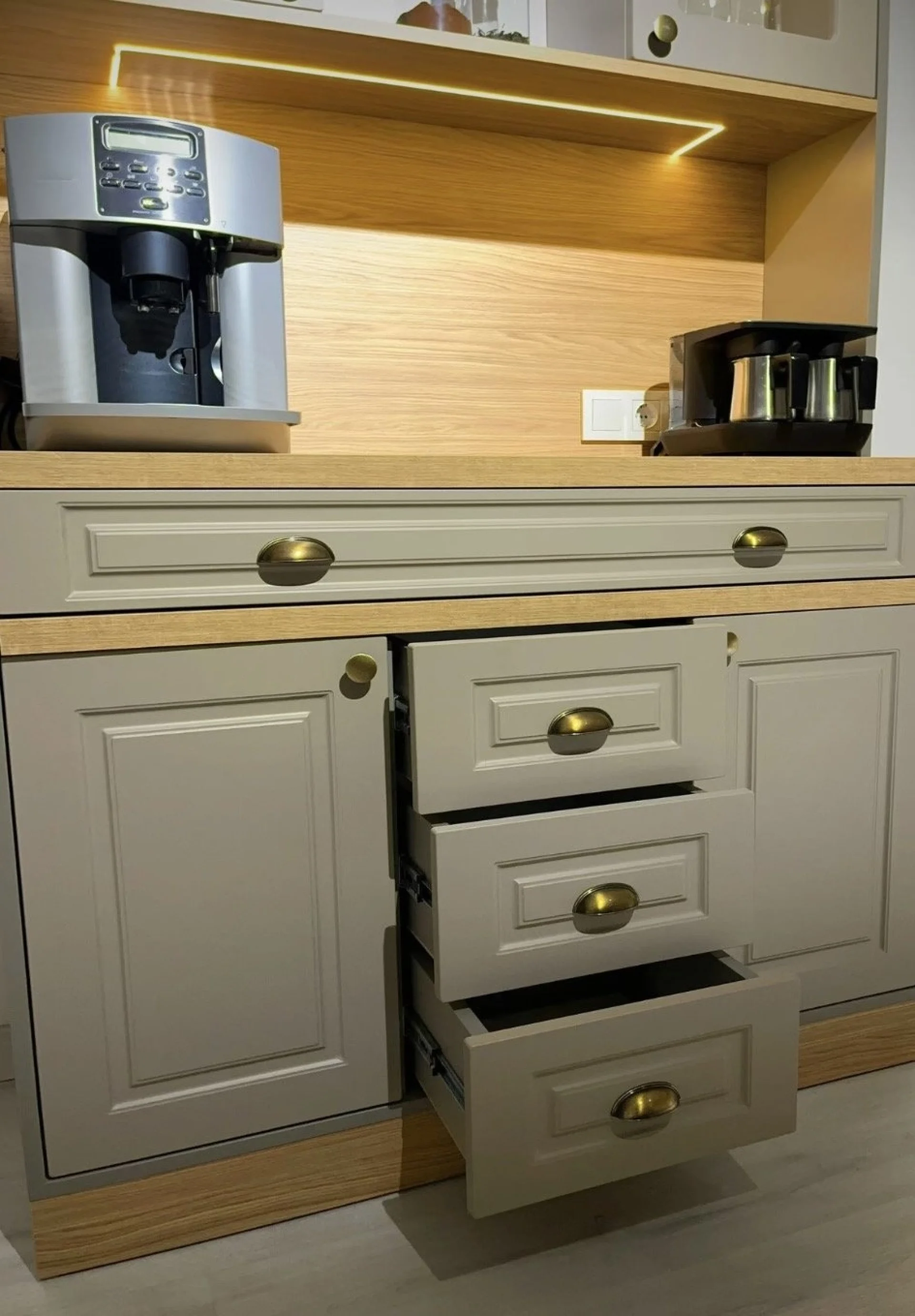 %D0%9A%D1%8A%D1%82+%D0%B7%D0%B0+%D0%BA%D0%B0%D1%84%D0%B5%2F+%D0%9C%D0%BE%D0%B4%D1%83%D0%BB+%D0%B7%D0%B0+%D0%BA%D1%83%D1%85%D0%BD%D1%8F+%D1%81+%D0%9B%D0%95%D0%94+%D0%BE%D1%81%D0%B2%D0%B5%D1%82%D0%BB%D0%B5%D0%BD%D0%B8%D0%B5+%D0%B8+%D0%B8%D0%B7%D1%82%D0%B5%D0%B3%D0%BB%D1%8F%D1%89%D0%B0+%D1%81%D0%B5+%D0%BC%D0%B0%D1%81%D0%B0+100%25+%D0%9C%D0%94%D0%A4+200%D1%8545%D1%85200+%D1%81%D0%BC.+%22DeluxeLiving%22+%D0%A6%D0%B2%D1%8F%D1%82+%D1%81%D0%B8%D0%B2%2F%D0%B4%D1%8A%D0%B1%2F%D0%BA%D0%B0%D1%80%D0%B0%D0%BC%D0%B5%D0%BB