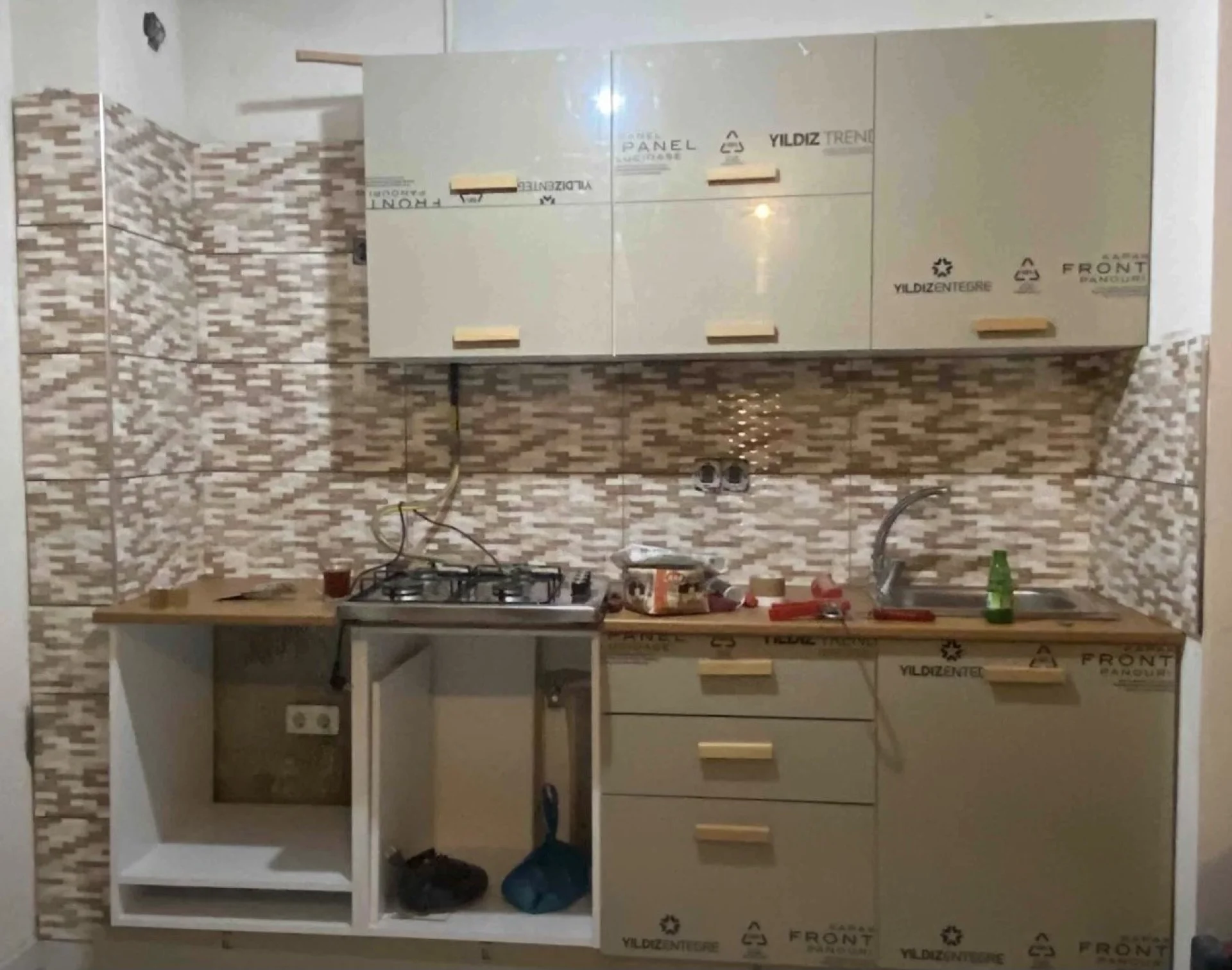 %D0%93%D0%BE%D1%82%D0%BE%D0%B2%D0%B0+%D0%BA%D1%83%D1%85%D0%BD%D1%8F+%D1%81+%D0%BA%D1%83%D1%85%D0%BD%D0%B5%D0%BD%D1%81%D0%BA%D0%B8+%D0%BF%D0%BB%D0%BE%D1%82+240%D1%81%D0%BC.+%D0%B7%D0%B0+%D0%B2%D0%B3%D1%80%D0%B0%D0%B4%D0%B5%D0%BD%D0%B8+%D1%83%D1%80%D0%B5%D0%B4%D0%B8+%22FlyKitchen%22+%D0%91%D0%B5%D0%B6