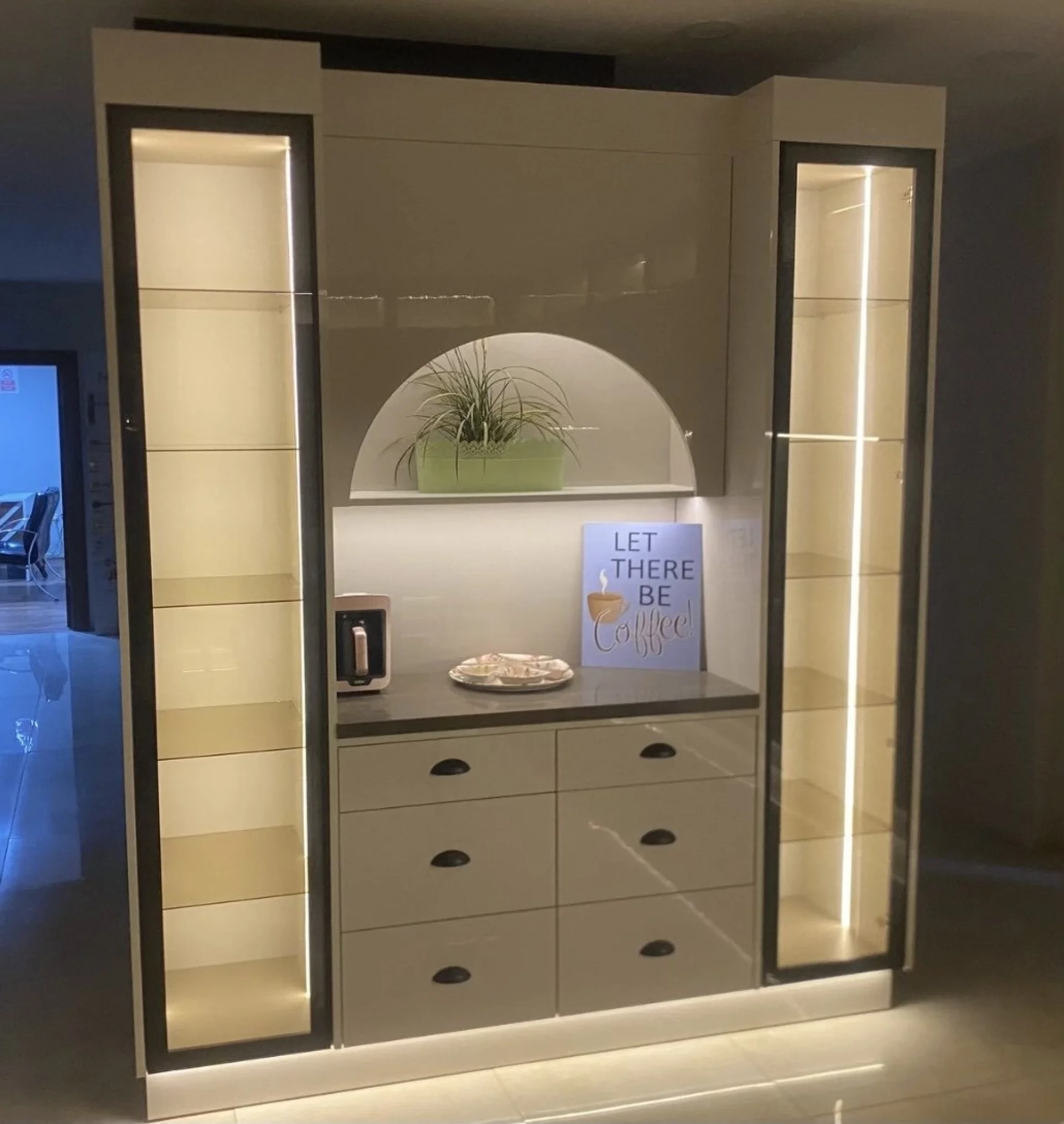 %D0%9B%D1%83%D0%BA%D1%81%D0%BE%D0%B7%D0%B5%D0%BD+%D0%BA%D1%83%D1%85%D0%BD%D0%B5%D0%BD%D1%81%D0%BA%D0%B8+%D1%88%D0%BA%D0%B0%D1%84%C2%A0High+Gloss+%D0%B8+%D0%BA%D0%B0%D1%84%D0%B5+%D0%BA%D1%8A%D1%82+%E2%80%93+100%25+MDF+%D0%BA%D0%BE%D1%80%D0%BF%D1%83%D1%81%2C+%D1%81+LED+%D0%BE%D1%81%D0%B2%D0%B5%D1%82%D0%BB%D0%B5%D0%BD%D0%B8%D0%B5%2C+6+%D1%87%D0%B5%D0%BA%D0%BC%D0%B5%D0%B4%D0%B6%D0%B5%D1%82%D0%B0%2C+180x210+%D1%81%D0%BC+%22Valencia%22+%D0%A6%D0%B2%D1%8F%D1%82%3A+Deluxe+%D1%81%D0%B8%D0%B2%D0%BE