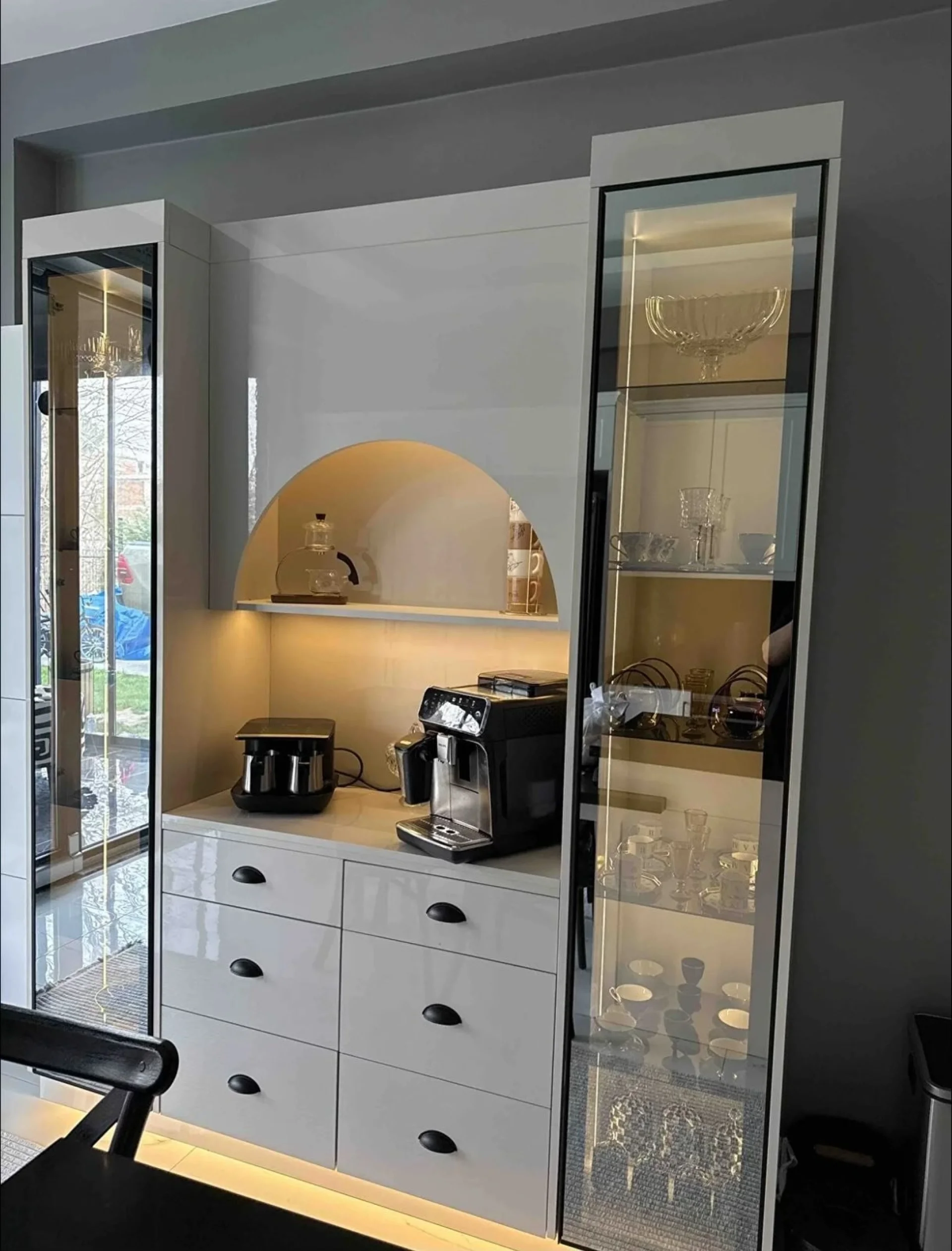 %D0%9B%D1%83%D0%BA%D1%81%D0%BE%D0%B7%D0%B5%D0%BD+%D0%BA%D1%83%D1%85%D0%BD%D0%B5%D0%BD%D1%81%D0%BA%D0%B8+%D1%88%D0%BA%D0%B0%D1%84%C2%A0High+Gloss+%D0%B8+%D0%BA%D0%B0%D1%84%D0%B5+%D0%BA%D1%8A%D1%82+%E2%80%93+100%25+MDF+%D0%BA%D0%BE%D1%80%D0%BF%D1%83%D1%81%2C+%D1%81+LED+%D0%BE%D1%81%D0%B2%D0%B5%D1%82%D0%BB%D0%B5%D0%BD%D0%B8%D0%B5%2C+6+%D1%87%D0%B5%D0%BA%D0%BC%D0%B5%D0%B4%D0%B6%D0%B5%D1%82%D0%B0%2C+180x210+%D1%81%D0%BC+%22Valencia%22+%D0%A6%D0%B2%D1%8F%D1%82%3A+Deluxe+%D1%81%D0%B8%D0%B2%D0%BE