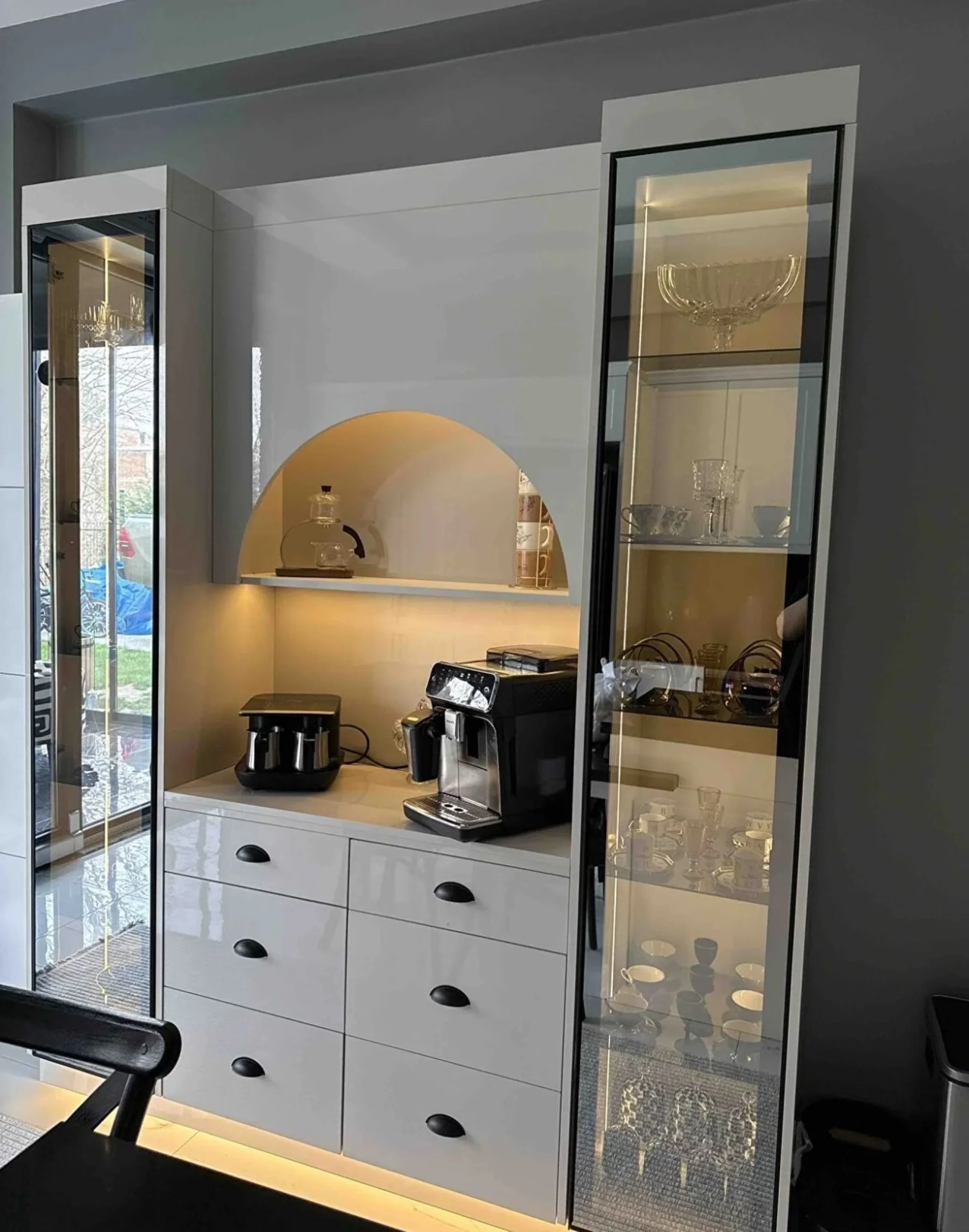 %D0%9B%D1%83%D0%BA%D1%81%D0%BE%D0%B7%D0%B5%D0%BD+%D0%BA%D1%83%D1%85%D0%BD%D0%B5%D0%BD%D1%81%D0%BA%D0%B8+%D1%88%D0%BA%D0%B0%D1%84%C2%A0High+Gloss+%D0%B8+%D0%BA%D0%B0%D1%84%D0%B5+%D0%BA%D1%8A%D1%82+%E2%80%93+100%25+MDF+%D0%BA%D0%BE%D1%80%D0%BF%D1%83%D1%81%2C+%D1%81+LED+%D0%BE%D1%81%D0%B2%D0%B5%D1%82%D0%BB%D0%B5%D0%BD%D0%B8%D0%B5%2C+6+%D1%87%D0%B5%D0%BA%D0%BC%D0%B5%D0%B4%D0%B6%D0%B5%D1%82%D0%B0%2C+180x210+%D1%81%D0%BC+%22Valencia%22+%D0%A6%D0%B2%D1%8F%D1%82%3A+Deluxe+%D1%81%D0%B8%D0%B2%D0%BE