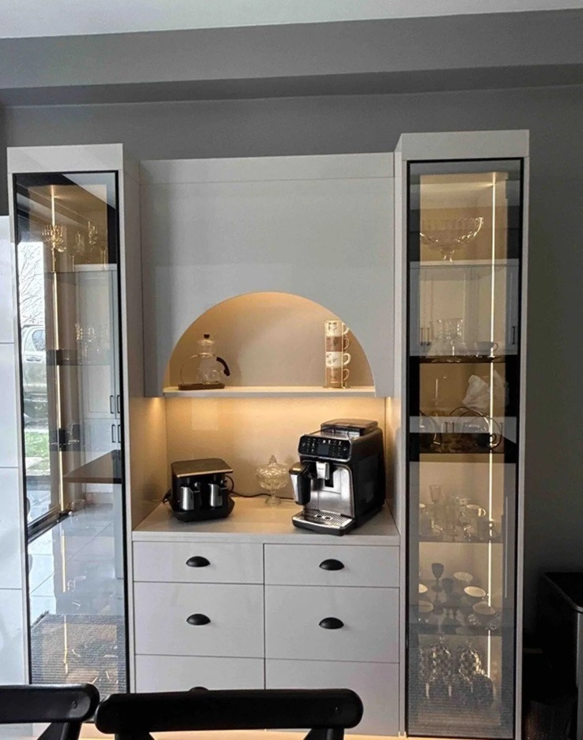 %D0%9B%D1%83%D0%BA%D1%81%D0%BE%D0%B7%D0%B5%D0%BD+%D0%BA%D1%83%D1%85%D0%BD%D0%B5%D0%BD%D1%81%D0%BA%D0%B8+%D1%88%D0%BA%D0%B0%D1%84%C2%A0High+Gloss+%D0%B8+%D0%BA%D0%B0%D1%84%D0%B5+%D0%BA%D1%8A%D1%82+%E2%80%93+100%25+MDF+%D0%BA%D0%BE%D1%80%D0%BF%D1%83%D1%81%2C+%D1%81+LED+%D0%BE%D1%81%D0%B2%D0%B5%D1%82%D0%BB%D0%B5%D0%BD%D0%B8%D0%B5%2C+6+%D1%87%D0%B5%D0%BA%D0%BC%D0%B5%D0%B4%D0%B6%D0%B5%D1%82%D0%B0%2C+180x210+%D1%81%D0%BC+%22Valencia%22+%D0%A6%D0%B2%D1%8F%D1%82%3A+Deluxe+%D1%81%D0%B8%D0%B2%D0%BE